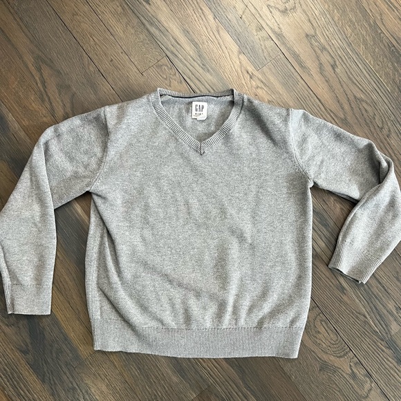 5/$20 Beautiful gray sweater by Gap, size M - Picture 1 of 4